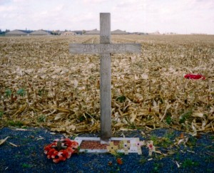 A cross, left in Saint-Yves (Saint-Yvon - Ploegsteert; Comines-Warneton in Belgium) in 1999, to commemorate the site of the Christmas Truce. The text reads: "1914 – The Khaki Chum's Christmas Truce – 1999 – 85 Years – Lest We Forget" Via Wikipedia