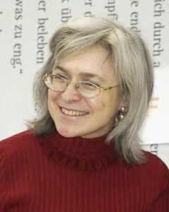 By Blaues Sofa - Flickr: Anna Politkovskaja im Gespräch mit Christhard Läpple, CC BY 2.0, https://commons.wikimedia.org/w/index.php?curid=20526352